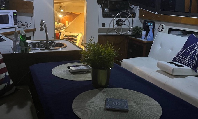 Downtown Fort Lauderdale Boat Rental | Cozy boat right on "Las Olas" 10 min walk to the beach