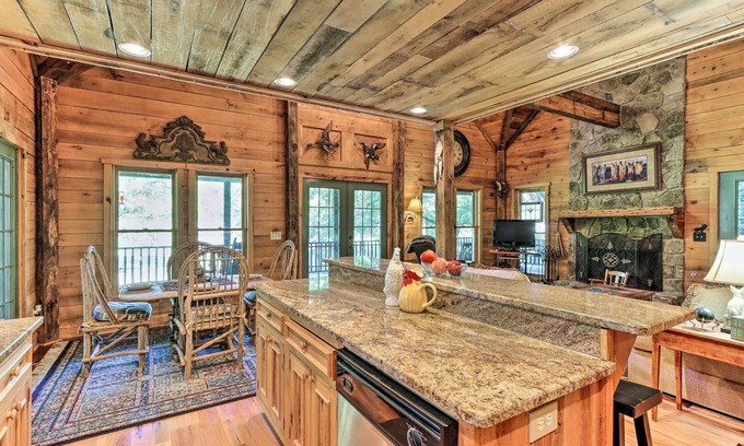 Murphy Cabin | Cozy Brasstown Cabin: Deck, Grill + Kayaks!