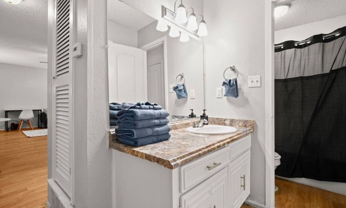 Brentwood Apartment | Cozy Brentwood Studio! |15 Min to 6th, DTX + More!