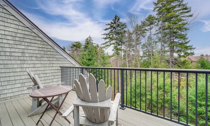 Bretton Woods Condo | Cozy Bretton Woods Ski-In/Ski-Out Condo w/Deck!