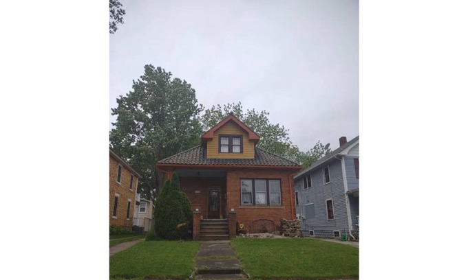 Lorain Condo | Cozy Brick Bungalow off Broadway