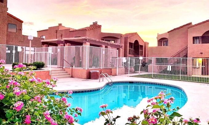 Hedrick Acres Condo | Cozy & Bright 1BD Condo near UofA, UMC w/Pool & Parking - Low Summer Rates! π