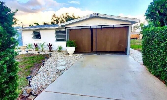 Englewood House | Cozy Bungalow, 3 min from Downtown Dearborn!