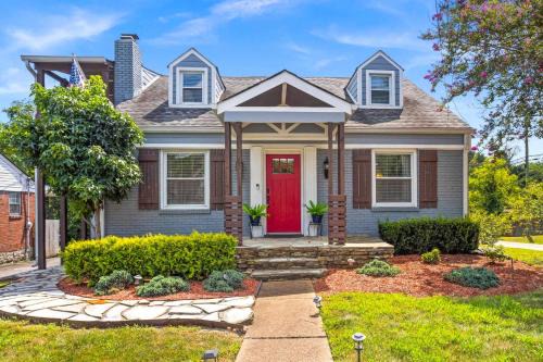 Inglewood House | Cozy Bungalow close to Opry & Downtown Large Deck