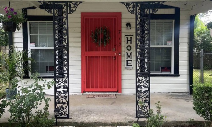 Montgomery House | Cozy Bungalow Home