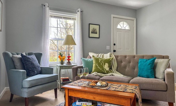 Hillsborough House | Cozy Bungalow in Historic West Hillsborough