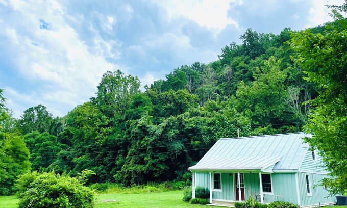 Roseland House | Cozy bungalow in the heart of it all- 5 min to Wintergreen, Rt 151 & BR Parkway