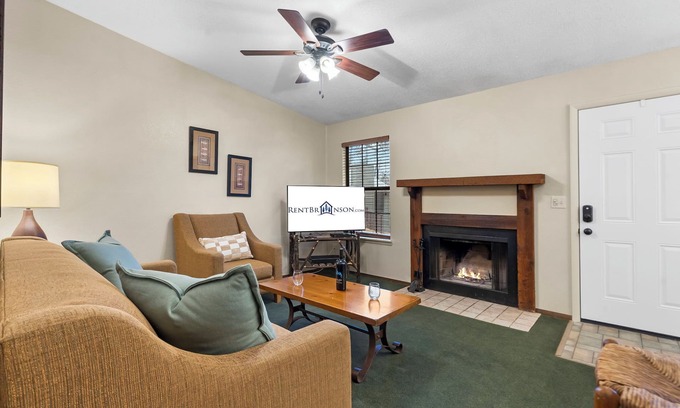 Kimberling City Ski Chalet | Cozy Bungalow in the Ozark Mountains-Near Table Rock-Daily Branson Attraction Tickets-Dog Friendly