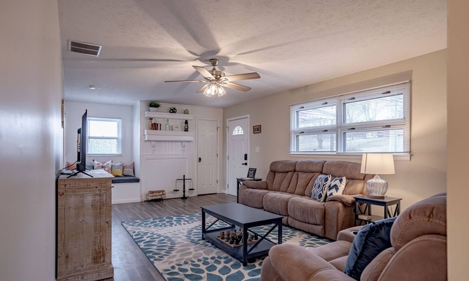 Elizabethtown House | ✸ Cozy Bungalow w Lg Yard | Ball Park 2.7 mi Downtown 1.1 mi✸