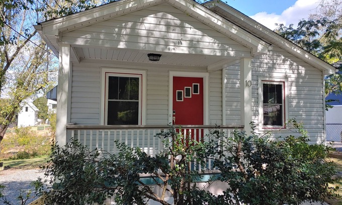 Weaverville House | Cozy bungalow.walk to downtown Weaverville!
