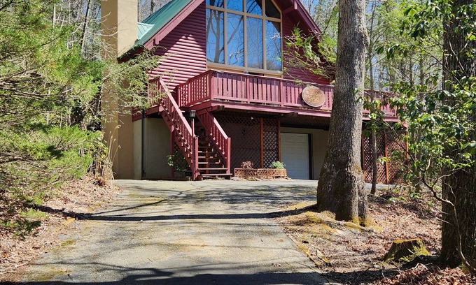 Burnsville Cabin | Cozy But Spacious Log Cabin at Mt. Mitchell Golf Course Community