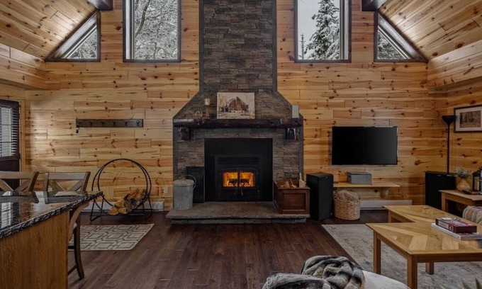 Stratton House | Cozy Cabin 10 Minutes From Stratton w/Fireplace!