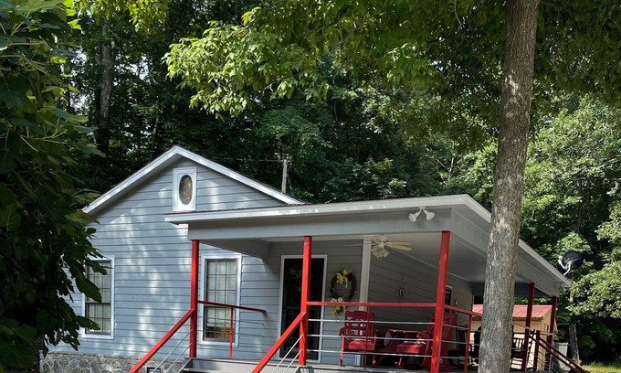 Iuka Cabin | Cozy cabin by Coleman park at pickwick lake, partial water view in winter