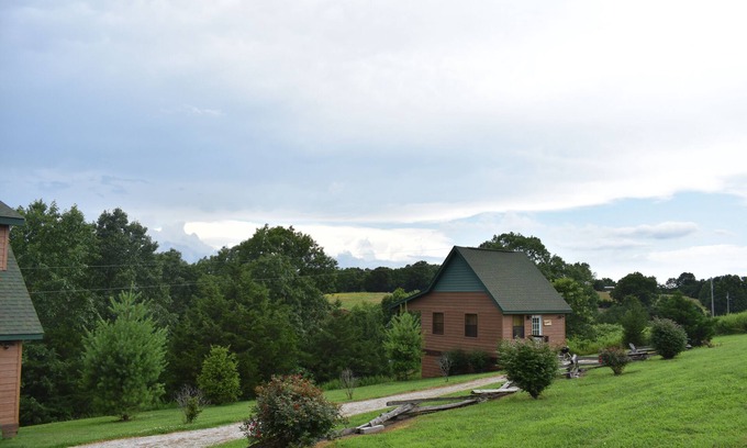 Walnut Shade Cabin | COZY CABIN FOR TWO- MIN. TO BRANSON-HOT TUB-BRKFST-WINERY-BREWERY