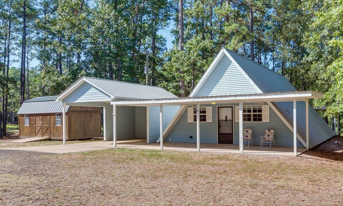 Negreet Cabin | Cozy Cabin Getaway 1 Mi to Toledo Bend Lake!