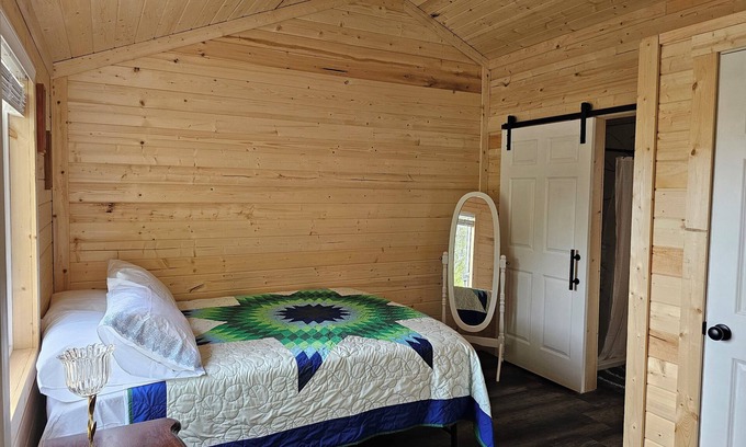 Hamilton Cabin | Cozy cabin in a quiet neighborhood near downtown Hamilton