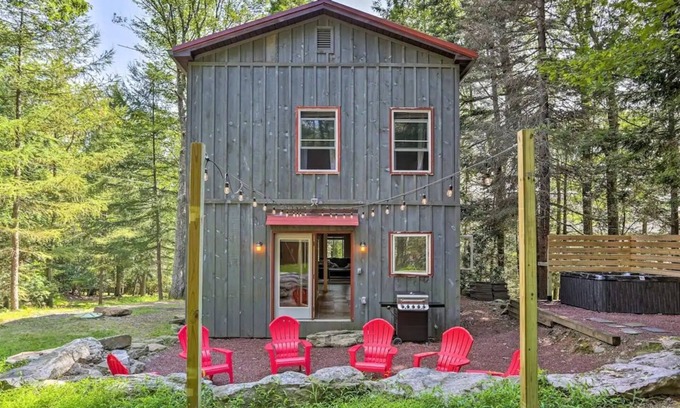 Lake Harmony Cottage | Cozy cabin in Lake Harmony, PA! Lake, Hot Tub, Fire pit! Explore the Poconos!