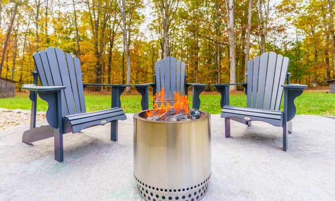 Ashley Oaks House | Cozy Cabin in the Woods w/Playroom, Deck & Lounge