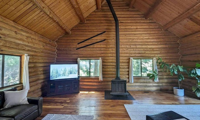 Summit Park Cabin | Cozy cabin in the woods fit for all outdoor enthusiasts!
