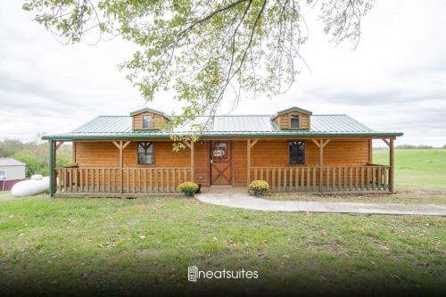 Williamstown House | Cozy Cabin near Ark! Adam and Eve's Retreat