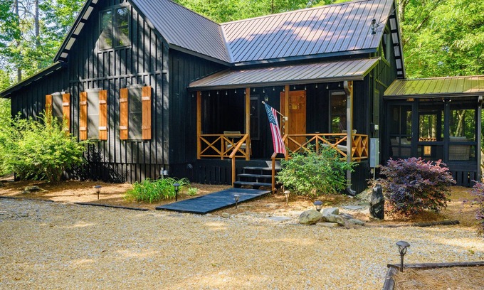 Lakemont Cabin | Cozy cabin near Lake Rabun and Clayton. Dog friendly!