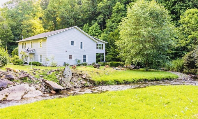 Topton Cabin | Cozy Cabin on the River