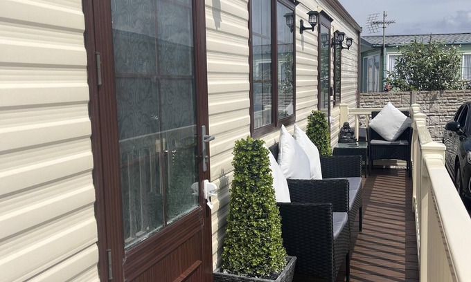 Towyn Cabin | Cozy Cabin Retreat in Towyn