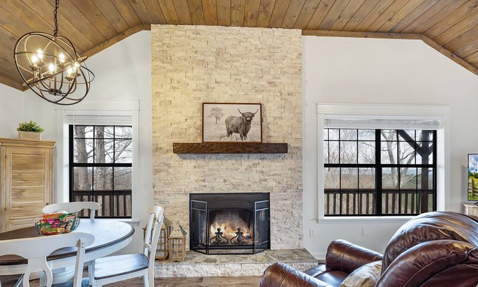 Ranger Cabin | Cozy Cabin Retreat with STUNNING MOUNTAIN views and HOT TUB!