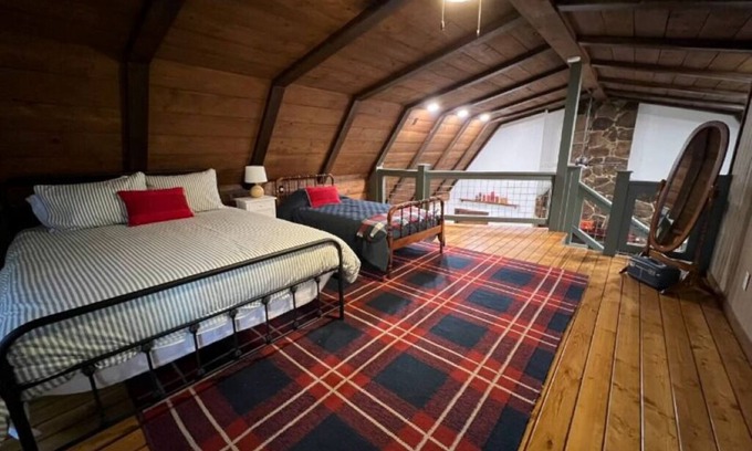 McMinnville Cabin | Cozy Cabin -Rock Fireplace - Great sunset views - 5 State Parks w/in hour