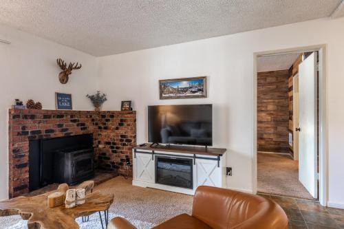 Mammoth Lakes Apartment | Cozy Cabin-Style Condo in Central Location