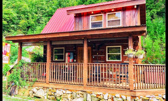 Newport Cabin | Cozy Cabin Tucked Away on the Mountain Side, Pet Friendly, Hot Tub, Lovely Views