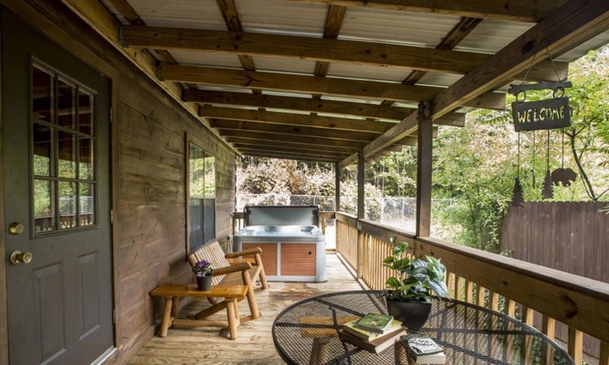 Hot Springs Cabin | Cozy Cabin w/Hot Tub & Fenced in Yard for Pets