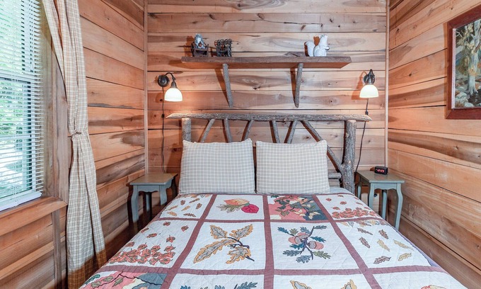 Lake Toxaway Cabin | Cozy Cabin w/Pickleball and Tennis On Site