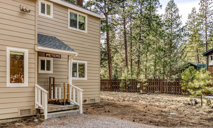 Sisters Cabin | Cozy Cabin w/ Shared Pool & Tennis Courts - Near Town & Wilderness