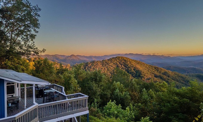 Franklin House | Cozy Cabin w/Wood-Burning Stove & a Million-Dollar View! No 4W Drive Needed!