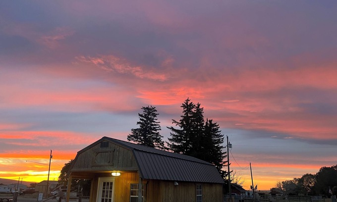 Oakley Cabin | Cozy cabin with 1 bedroom and WiFi, AC in pleasant Oakley