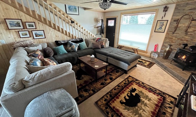 South Fork Cabin | Cozy Cabin with Hot Tub in South Fork, CO - STR 1083