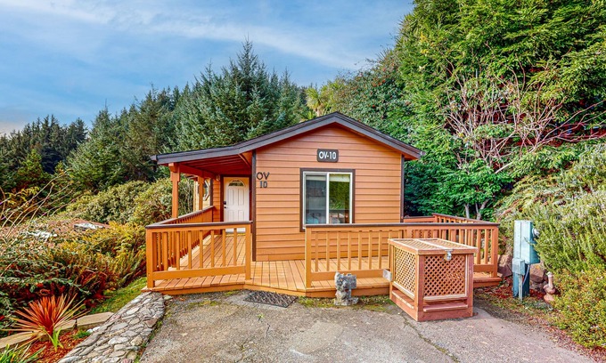 Brookings Hotel | Cozy cabin with sunroom, deck, grill and private hot tub