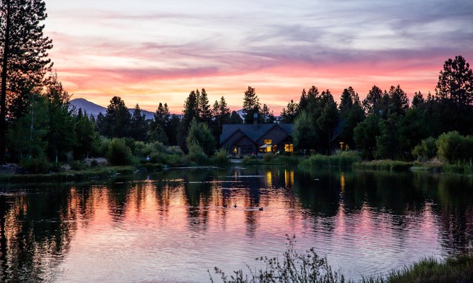 Sunriver Cabin | Cozy Caldera Cabin with Hot Tub, Lake Views & Pet Friendly