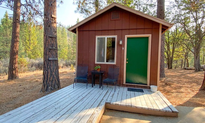 Callahan House | Cozy Callahan Cabin Full Bed Studio + Wifi Siskiyou County Mt. Shasta Yreka