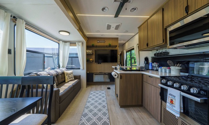 Cuba House | Cozy Camper Getaway 4 minutes to WEC!