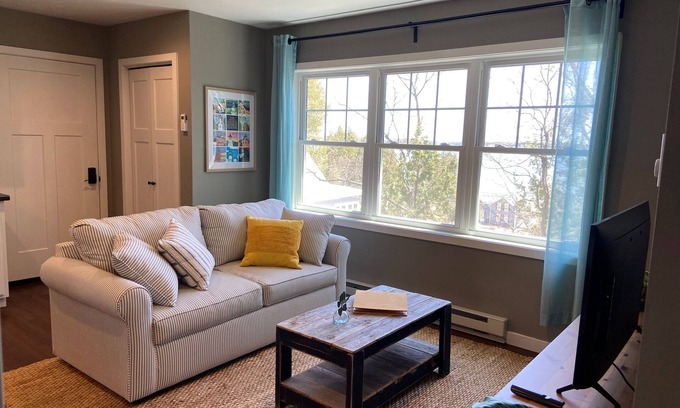 Baileys Harbor House | Cozy carriage house a 5 minute walk to all downtown Baileys Harbor has to offer!