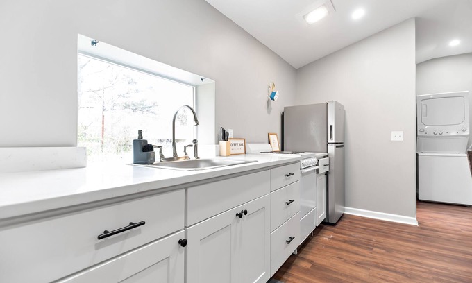 Abercorn Heights - Lamara Heights Cottage | Cozy Carriage House close to downtown and hospitals.