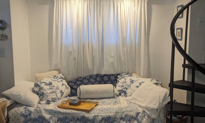 Athens Cottage | Cozy Carriage House walking distance to OU/Court