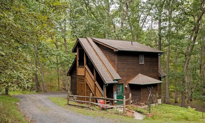 East Stroudsburg Cabin | Cozy carriage house - private home near skiing