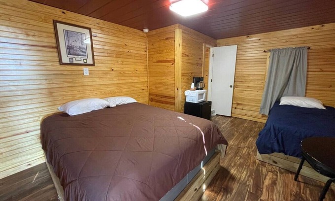 Pottsboro Cabin | Cozy Cedar Cabin at Mill Creek Marina: Cabin 3