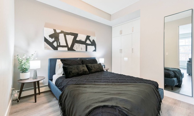Bridgeland Apartment | Cozy Central Modern Getaway | Mins to DT | Mins to Stampede