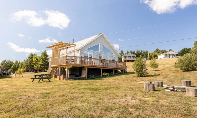 Found Mills House | Cozy chalet with water view, kayaks, and hot tub