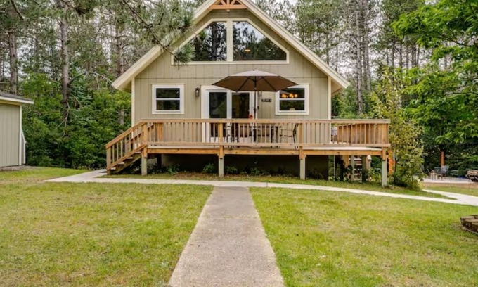 Williamsburg Cabin | Cozy Chalet in the Heart of Northern Michigan