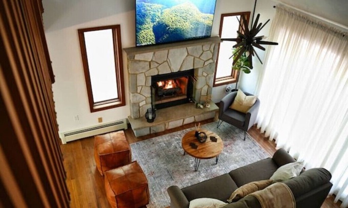 East Stroudsburg House | Cozy Chalet in the Mountainsnn